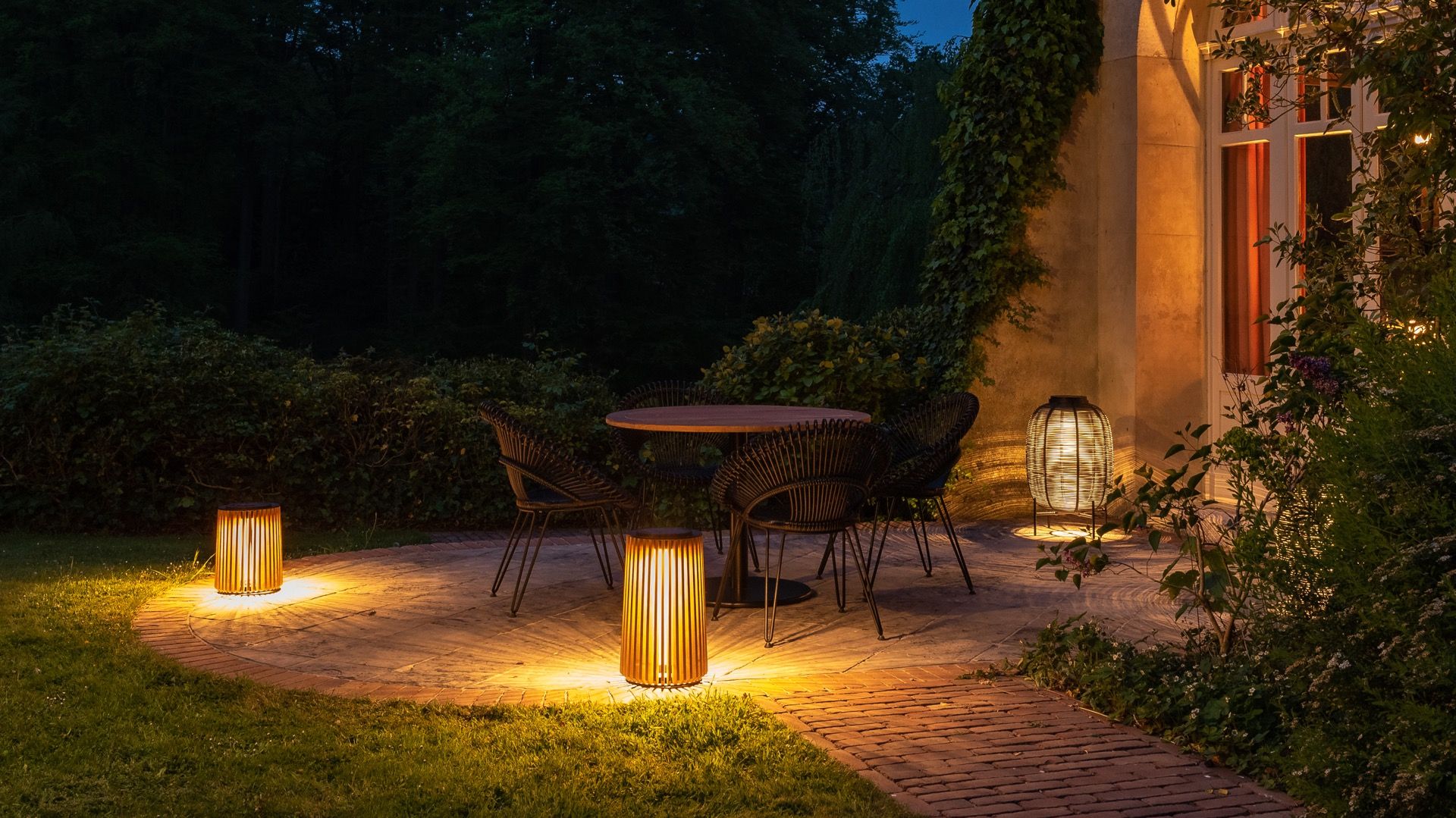 maya garden lamp with sensor